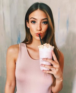 740full-lorena-rae.thumb.jpg.15d322249c887d0553c1d7281125b665.jpg