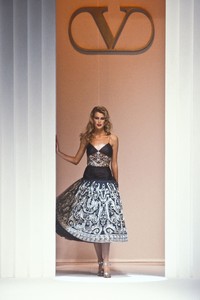 75257401_Valentino1995WomenRTW90.thumb.jpg.9247b19105ae72725377513482eeec96.jpg