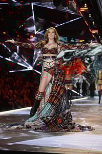 Alexina+Graham+2018+Victoria+Secret+Fashion+ujhl74APkZxx.jpg