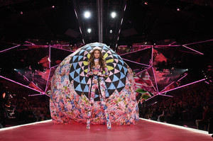 Gigi+Hadid+2018+Victoria+Secret+Fashion+Show+wUdjtctE5TQx.jpg