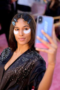 808883642_CindyBruna2018VictoriaSecretFashionShowNhpdAiM5yJwx.thumb.jpg.b074cfcd30a526459862a72ce241bf33.jpg