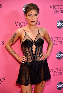 Halsey+2018+Victoria+Secret+Fashion+Show+New+or615znPme8x.jpg