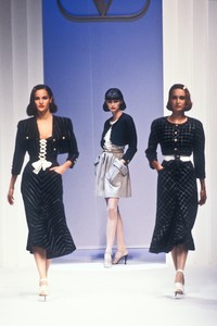 819832387_Valentino1995WomenRTW17.thumb.jpg.b26afc05bd5b6b8d02d84cd195f113ce.jpg