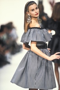 822013251_YvesSaintLaurent1992WomenRTW20.thumb.jpg.1b19689ad4366f78526b9a3e35f267a9.jpg