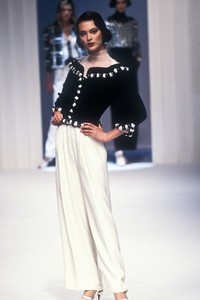 824120371_Valentino1995WomenRTW79.thumb.jpg.e719cb510823e09df8f670299785f072.jpg