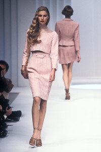 827197140_Valentino1995WomenRTW37.thumb.jpg.91cf6d498ac684aa56d75520b687398d.jpg