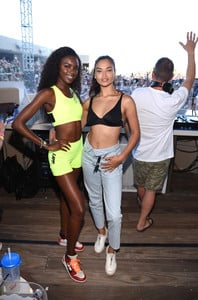 Leomie+Anderson+HQ2+Beachclub+Opening+Kaskade+lwSNWcYaLVZx.jpg