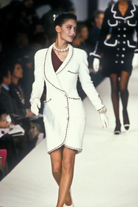 853845487_Chanel1990HauteCouture60.thumb.jpg.2381e0941d0a30898ad60ec218df61ab.jpg