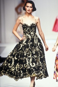 863081030_Valentino1995WomenRTW157.thumb.jpg.7b3295379d2678d678111a63152a1e0e.jpg