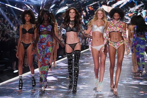 88044764_hqcelebcorner-301.jpg