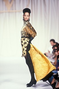 883516508_Valentino1990HauteCouture48.thumb.jpg.386d0f0b6e27f77a0bd0e77ce1a96857.jpg