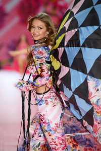 Gigi+Hadid+2018+Victoria+Secret+Fashion+Show+E3awfZsMUnBx.jpg