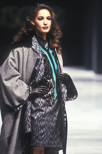 890457941_Versace1989WomenRTW29.thumb.jpg.ea5cda5a646cbf2ebf5184e56cf2d20e.jpg