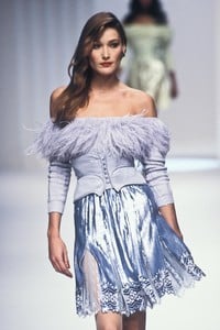 900525447_Valentino1995WomenRTW165.thumb.jpg.6a8f9c16aee9c3ee11e67ff6d074719f.jpg