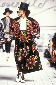 946473271_KarlLagerfeld1986WomenRTW13.thumb.jpg.7d72c41d7be538a3b408ed3d59efbfeb.jpg