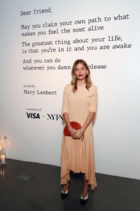 Sienna+Miller+Visa+x+IMG+Fashion+Holiday+Dinner+5pdXoYpbWYHx.jpg
