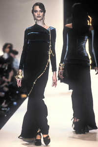 962353696_ChristianDior1993WomenRTW110.thumb.jpg.972612f145ce9250f955edbbb172ab91.jpg