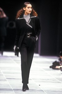 980192177_Versace1986WomenRTW19.thumb.jpg.cca55779b445eea13b647668e49f3f28.jpg