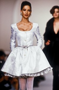 980218598_Valentino1990WomenRTW154.thumb.jpg.495909f855dcd05e13f458fc7d13aa1e.jpg