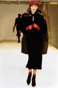 AZZEDINE-ALAIA-FALL-1991-RTW-11-CARLA-BRUNI.thumb.jpg.7c7bee3defe70b2ede2f82b0be4a7318.jpg