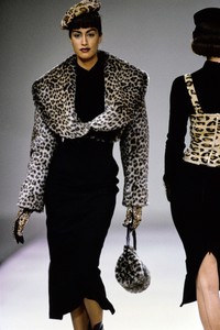 AZZEDINE-ALAIA-FALL-1991-RTW-79-YASMEEN-GHAURI.thumb.jpg.18d23c798d3b6f878b62b87f72e7f332.jpg