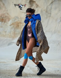 Bambi-Northwood-Blyth-ELLE-Czech-Andreas-Ortner-5.jpg