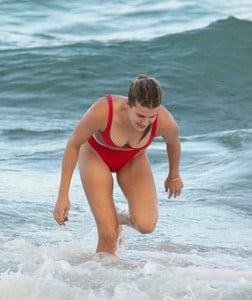 Eugenie-Bouchard-in-Red-Bikini-2018--14-662x785.jpg