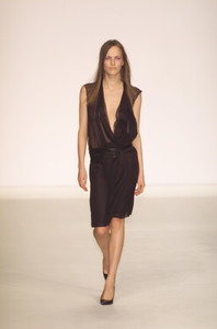 Mila_Schon_Fall_2001_l_tBpZnT5T7x.jpg
