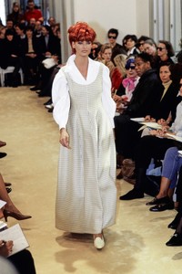 PRADA-SPRING-1992-RTW-16-LINDA-EVANGELISTA-CN10033843.thumb.jpg.ca5e3936a87ff519a83eb10b1b2d9824.jpg