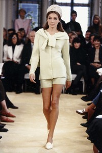 PRADA-SPRING-1992-RTW-21-CARLA-BRUNI.thumb.jpg.beb59abc51a9c94252590b70d22beddc.jpg