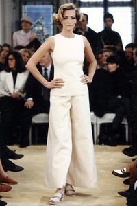 PRADA-SPRING-1992-RTW-45-TATJANA-PATITZ.thumb.jpg.317828c6ede42f594e9543e8910e4d62.jpg