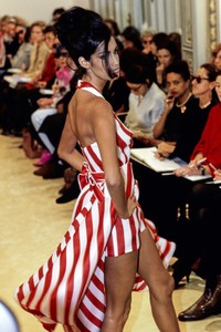 PRADA-SPRING-1992-RTW-57-YASMEEN-GHAURI-CN10033890.thumb.jpg.5e6a50c6088be605e4f38bff209ee0c9.jpg