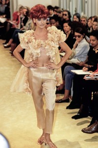 PRADA-SPRING-1992-RTW-71-LINDA-EVANGELISTA-CN10033911.thumb.jpg.914a3aa3ad5c0375684c28d7ffc44775.jpg