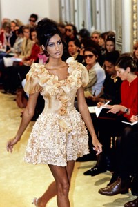 PRADA-SPRING-1992-RTW-72-YASMEEN-GHAURI-CN10033913.thumb.jpg.ca3b9bc4e1ed53190bdc7b026b8b92a7.jpg