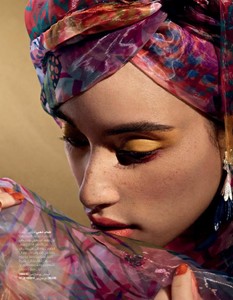 Vogue-Arabia-March-2018_Khadijha-3-796x1024.thumb.jpg.90d591fb7c1d61376a8348ff9c114510.jpg