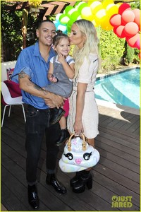 ashlee-simpson-evan-ross-jagger-surprise-party-05.JPG