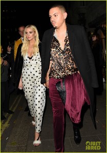 ashlee-simpson-evan-ross-make-it-date-night-in-london-01.jpg