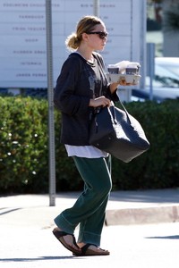 ashley-olsen-street-style-grabs-some-coffee-in-la-11-03-2018-0.jpg