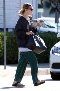 ashley-olsen-street-style-grabs-some-coffee-in-la-11-03-2018-1.jpg