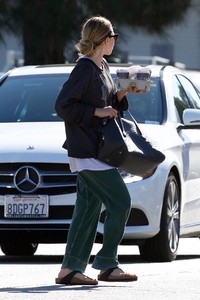 ashley-olsen-street-style-grabs-some-coffee-in-la-11-03-2018-3.jpg