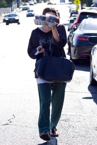 ashley-olsen-street-style-grabs-some-coffee-in-la-11-03-2018-4.jpg