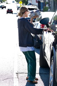 ashley-olsen-street-style-grabs-some-coffee-in-la-11-03-2018-5.jpg