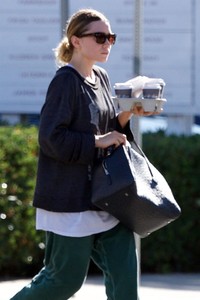 ashley-olsen-street-style-grabs-some-coffee-in-la-11-03-2018-6.jpg