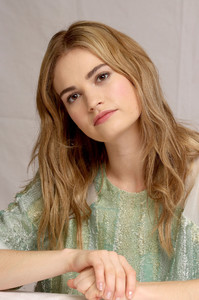celeber_ru_lily_james_cinderella_press_conference_2015_16.jpg