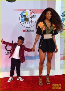 ciara-future-jr-american-music-awards-2018-03.jpg