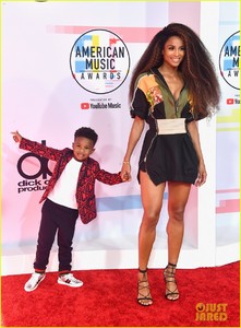 ciara-future-jr-american-music-awards-2018-06.jpg