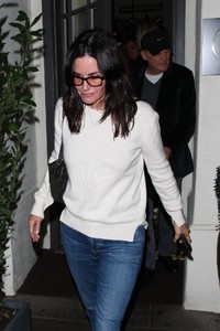 courteney-cox-casual-style-11-17-2018-2.jpg