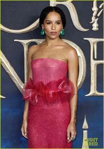 eddie-redmayne-zoe-kravitz-more-hit-carpet-at-fantastic-beasts-uk-premiere-01.jpg