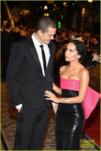 engaged-zoe-kravitz-karl-glusman-couple-up-at-fantastic-beasts-paris-premiere-01.jpg