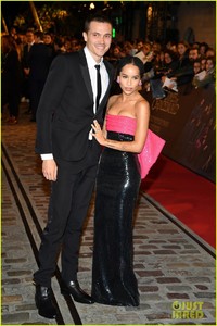 engaged-zoe-kravitz-karl-glusman-couple-up-at-fantastic-beasts-paris-premiere-09.jpg